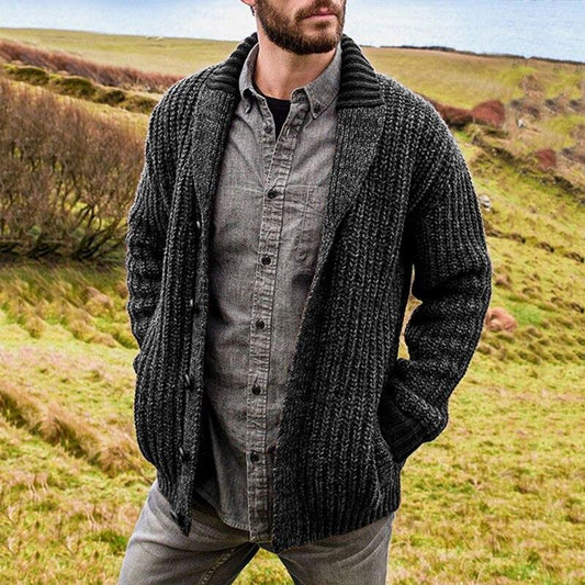 Mann in grauem Strickcardigan und Hemd, Outdoor, Herbstmode, Herrenbekleidung, Naturhintergrund.