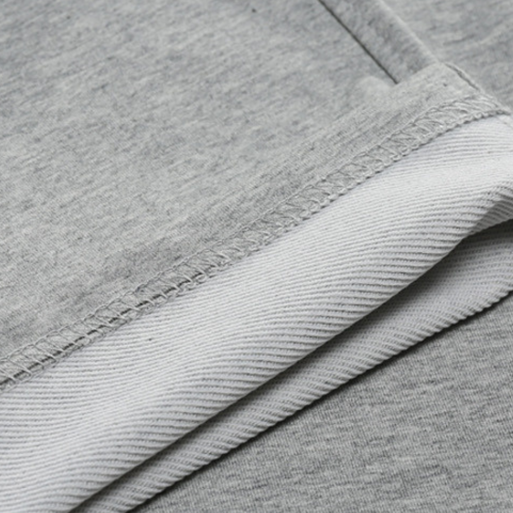 Graues Baumwoll-T-Shirt Detailansicht, weicher Stoff, hochwertige Verarbeitung.