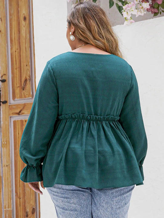 Frau in grüner Bluse mit langen Ärmeln und Jeans, Rückansicht, modisch, lässig, Plus-Size-Mode.