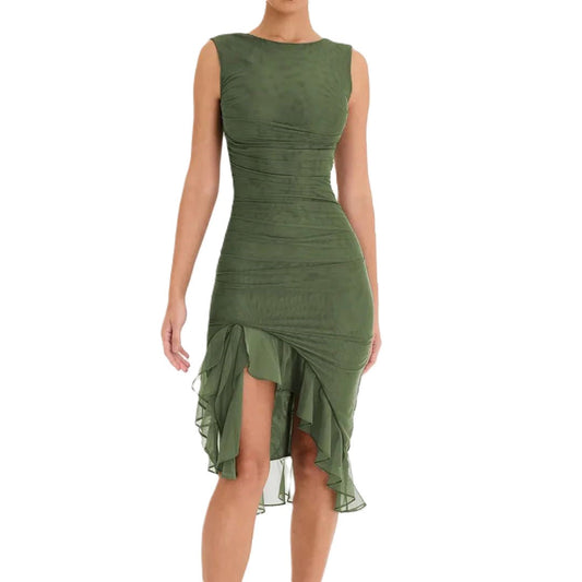 Grünes ärmelloses Kleid mit asymmetrischem Saum, elegantes Design, Damenmode.
