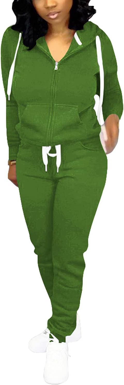 Frau in grünem Jogginganzug mit Kapuze und weißen Schnürsenkeln, Freizeitmode, bequemes Outfit.