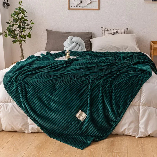 Grüne Plüschdecke auf Bett, gestreift, gemütlich, Schlafzimmerdekoration, modernes Design.