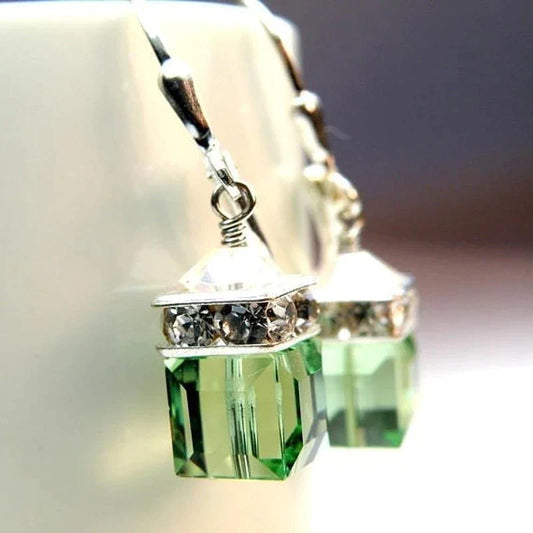 Grüne Kristall-Ohrringe mit silbernen Fassungen, eleganter Schmuck, Damenaccessoire.