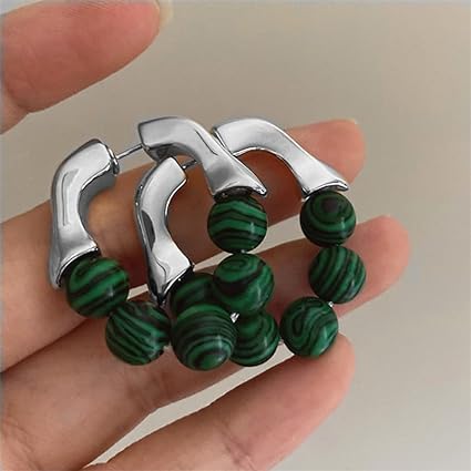 Silberne Ohrringe mit grünen Malachit-Perlen, modisches Schmuckdesign für Damen.