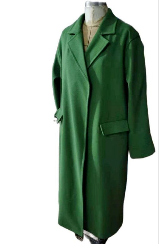 Grüner Damenmantel, lang, mit Reverskragen, elegantes Design, Herbstmode, Wollstoff.