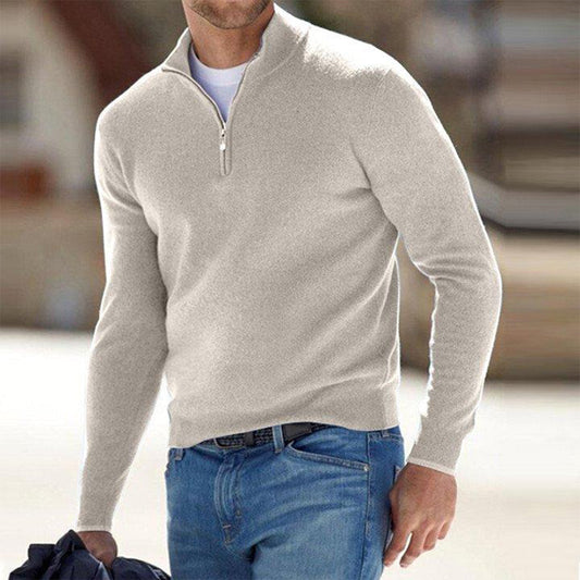 Mann in beigem Pullover mit Reißverschluss, Jeans, lässige Mode, Herrenbekleidung.