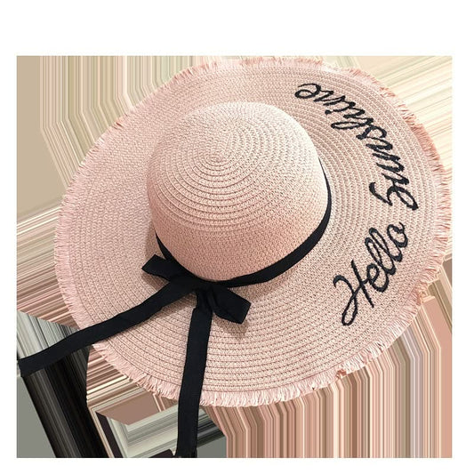 Rosa Damen-Sonnenhut mit schwarzer Schleife und Schriftzug, Sommermode Accessoire.
