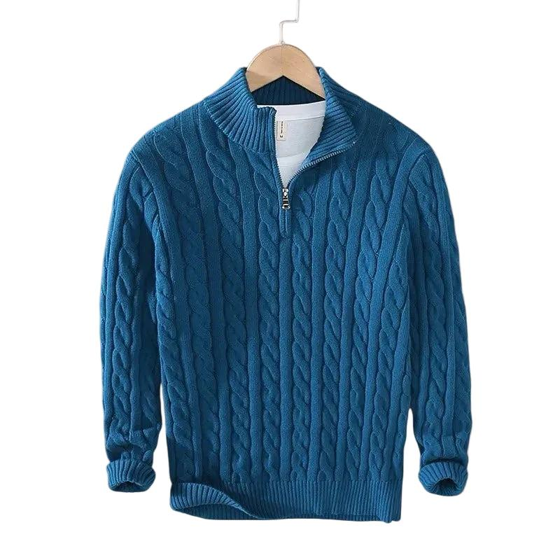 Petrolblauer Zopfstrick-Pullover mit Stehkragen und kurzem Reißverschluss auf einem Bügel, darunter ein weißes Shirt. 5