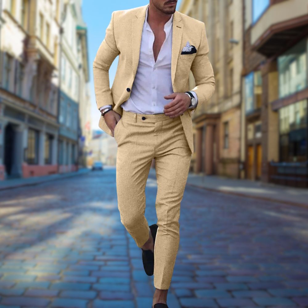 Ein Mann im beigen Slim-Fit-Anzug läuft auf einer gepflasterten Straße in der Stadt.
