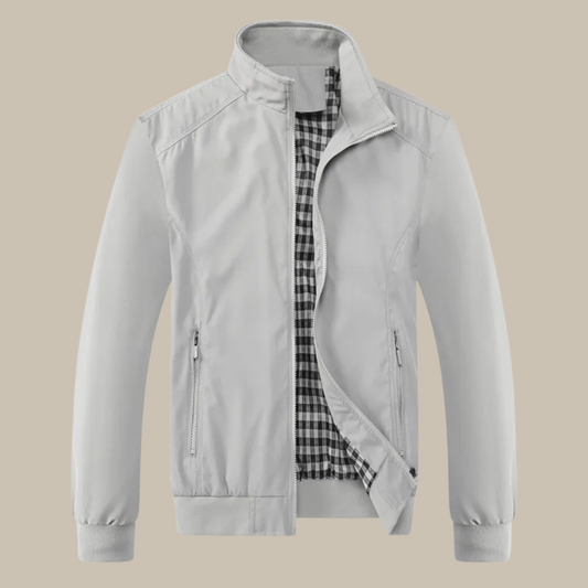 Weiße Herrenjacke mit Stehkragen, Reißverschluss und kariertem Innenfutter, modisch und elegant.