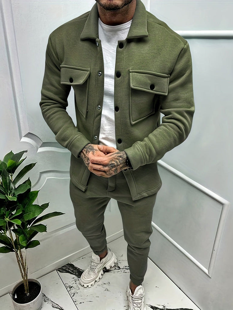 Mann in olivgrünem Jogginganzug mit weißen Sneakers, moderne Herrenmode, Freizeitkleidung.