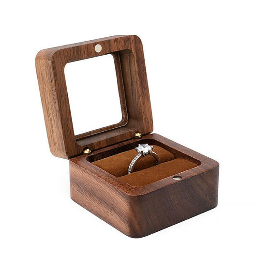 Offene Holz-Ringbox mit Diamantring, Verlobungsring, Schmuckaufbewahrung, Geschenkbox.