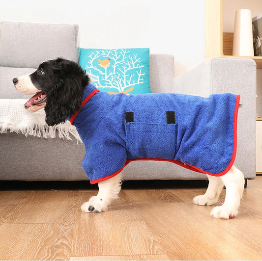 Hund mit blauem Bademantel, Frottee, roter Rand, Wohnzimmer, Haustierpflege.