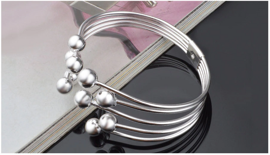 Silberarmreif mit Kugeln, elegantes Design, Modeschmuck, Damenaccessoire, Geschenkidee.