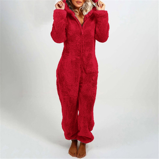 Frau in rotem Fleece-Einteiler, gemütlicher Jumpsuit, Wintermode, bequeme Hausbekleidung.