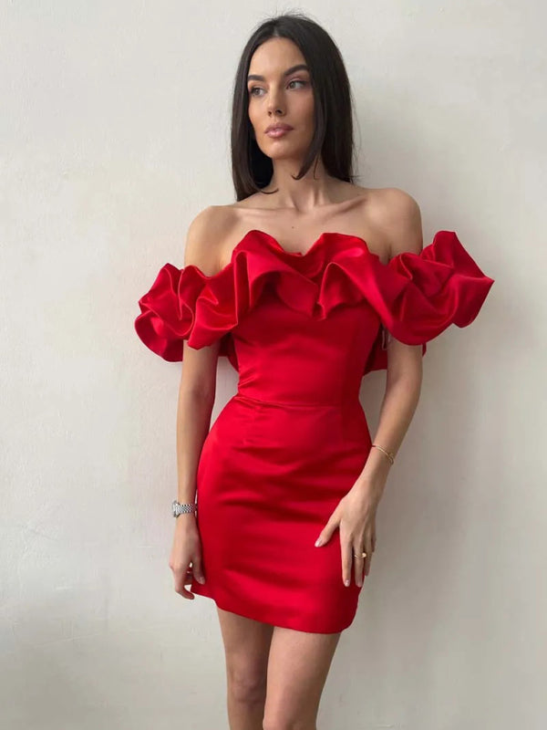 Frau im roten schulterfreien Satin-Kleid mit Rüschen, elegantes Abendmode-Outfit.