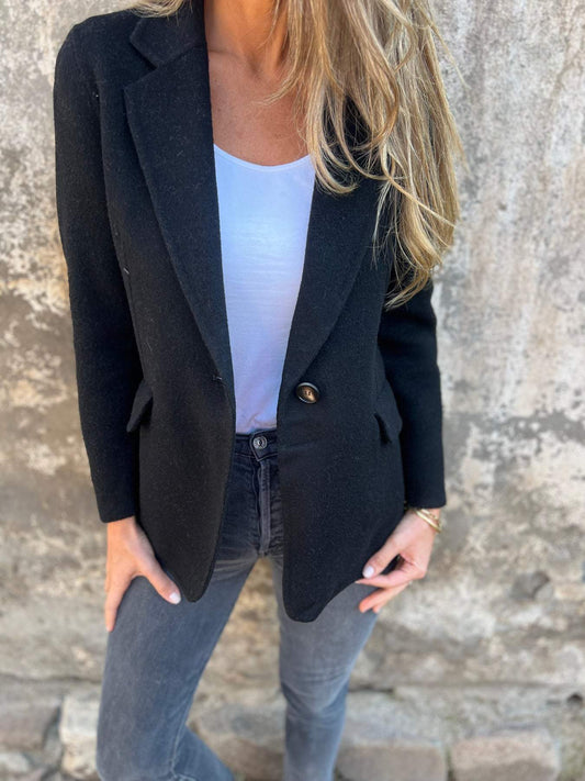 Damen Blazer Schwarz, eleganter Schnitt, Freizeitmode, Herbstkollektion, stilvoller Look