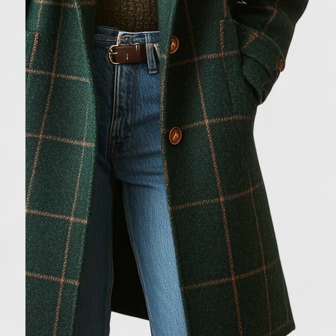 Nahaufnahme der unteren Mantelhälfte mit Knöpfen, Karomuster und Hand in der Seitentasche, getragen zu Jeans mit Gürtel. 5