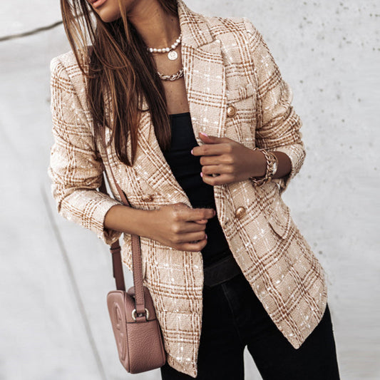 Frau in kariertem Blazer, schwarze Hose, braune Umhängetasche, modisches Outfit, Streetstyle.