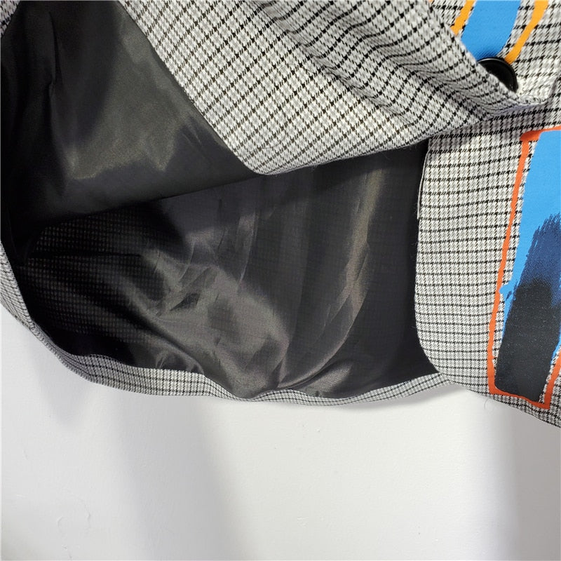 Schwarz-weiß karierte Tasche mit schwarzem Innenfutter und buntem Design, modisch und geräumig.