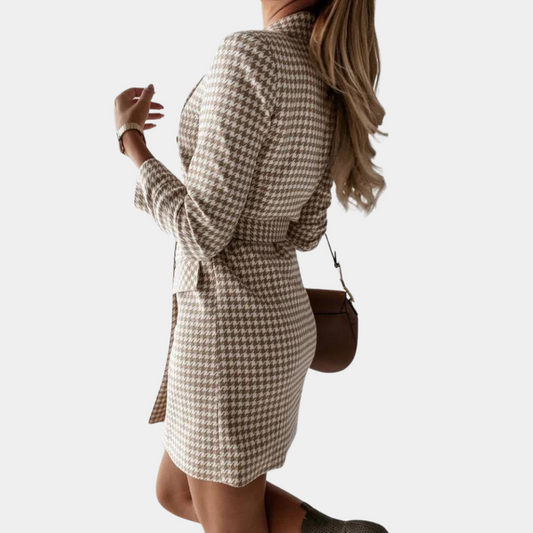 Frau in kariertem Blazer-Kleid, Khaki, Gürtel, elegantes Design, Mode, Herbstkollektion.