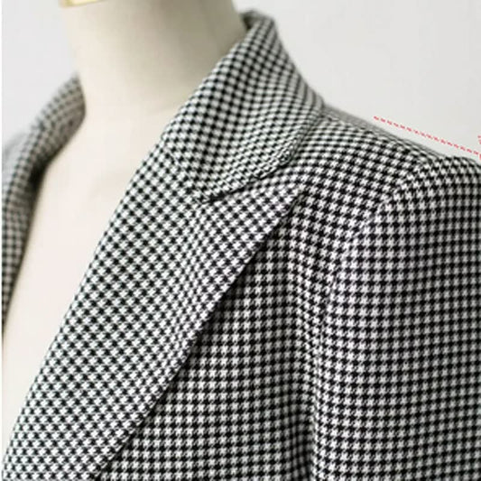 Schwarz-weiß karierter Blazer, Damenmode, eleganter Hahnentritt-Stoff, klassischer Stil.