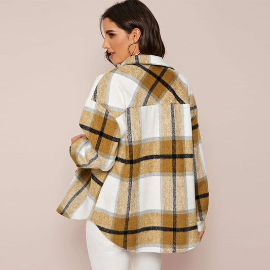 Frau trägt karierte Oversize-Jacke in Beige und Weiß, Herbstmode, lässiger Stil.