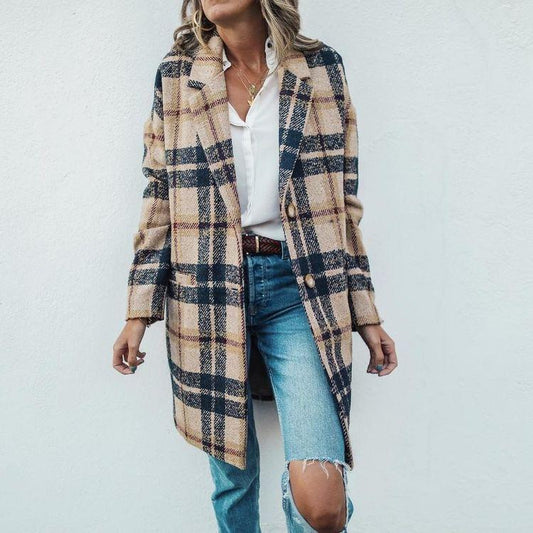 Frau in kariertem Mantel, beige-blau, über weißer Bluse und Jeans, modisch, lässig.