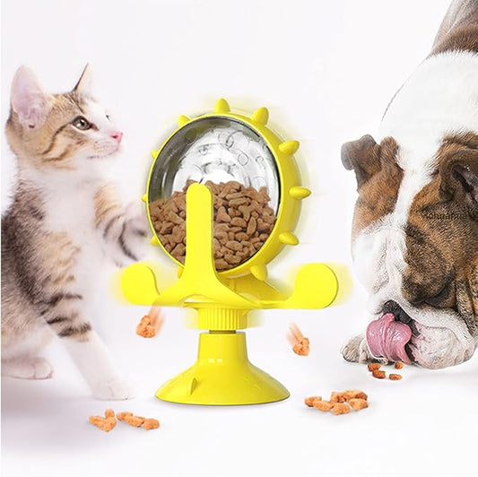 Gelbes interaktives Katzenspielzeug mit Saugnapf, Leckerli-Spender, Hund und Katze spielend.