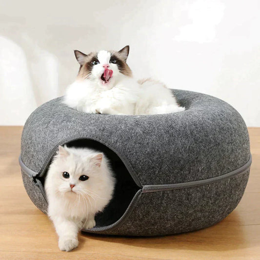 Zwei Katzen in grauem Filz-Katzenbett mit Reißverschluss, gemütlich, modern, Haustierbedarf.