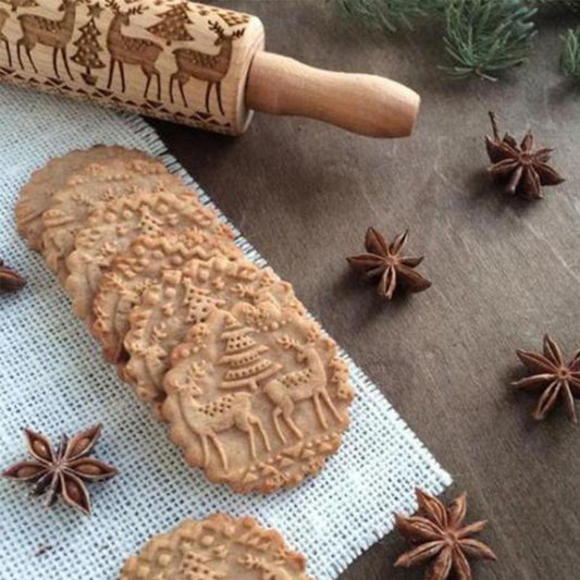 Geprägte Kekse mit Rentiermotiv, Holz-Teigroller, Weihnachtsgebäck, Sternanis-Dekoration.