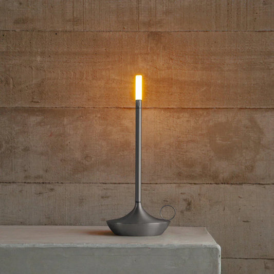 Moderne LED-Tischlampe, schlankes Design, graues Metall, warmweißes Licht, minimalistisch.