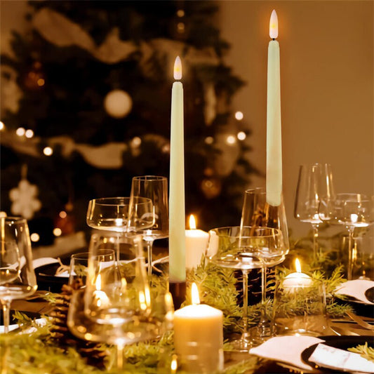 Festlich gedeckter Tisch mit Kerzen, Weingläsern und Weihnachtsbaum im Hintergrund.