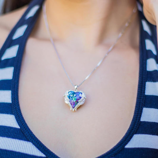 Herzanhänger Halskette mit Engelsflügeln, silber, blau-violett, Damenmode, Schutzengel Schmuck.