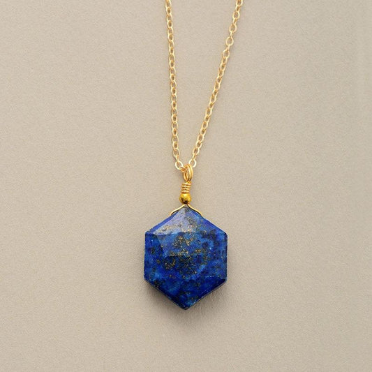 Goldene Halskette mit sechseckigem Lapislazuli-Anhänger, eleganter Schmuck für Damen.