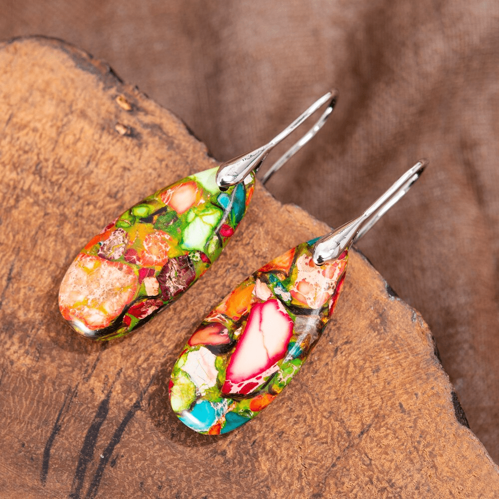 Bunte Jaspis-Tropfen-Ohrringe, handgemacht, Boho-Stil, Silberhaken, auf Holzuntergrund.