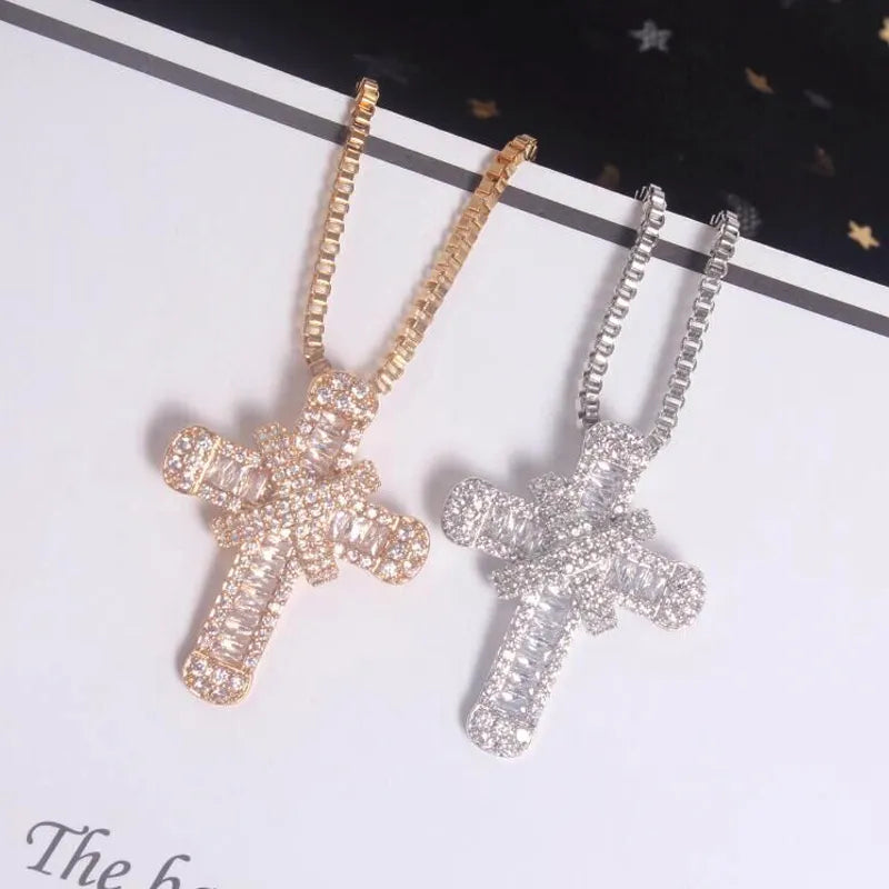 Zwei Kreuzanhänger, gold und silber, mit Strasssteinen, auf Kette, Schmuckaccessoire.