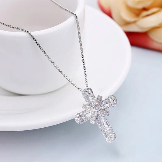 Silberne Kreuzkette mit Strasssteinen, eleganter Schmuck, Damenaccessoire, Geschenkidee.