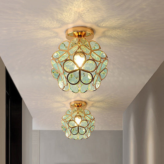 Zwei grüne Kristall-Deckenleuchten, goldene Fassung, modernes Design, Flurbeleuchtung.