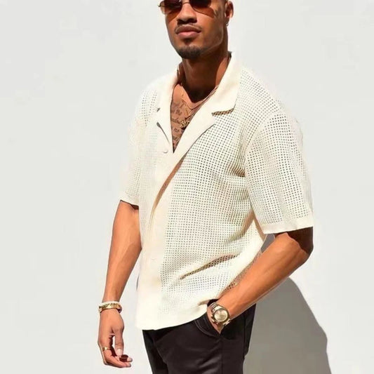 Mann in cremefarbenem Strickhemd, Sonnenbrille, Armbanduhr, modischer Sommerlook.