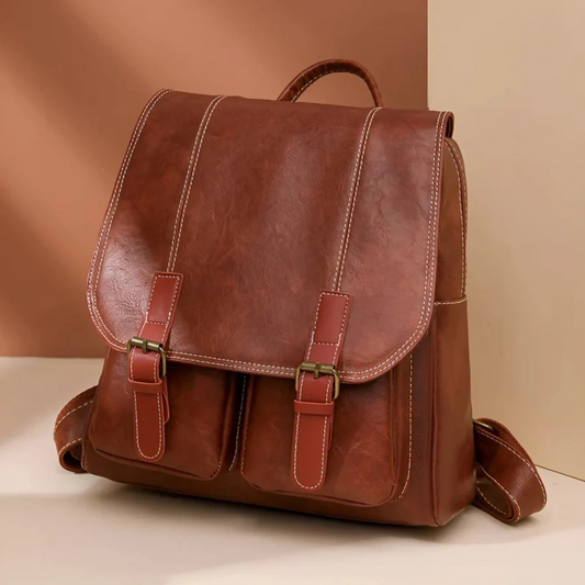 Brauner Leder-Rucksack mit Schnallen, modisch, geräumig, ideal für Reisen und Alltag.