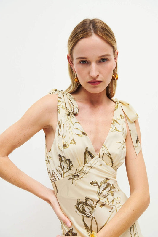 Ausziehbares beiges Maxikleid mit Knopfdetails – Ysolde