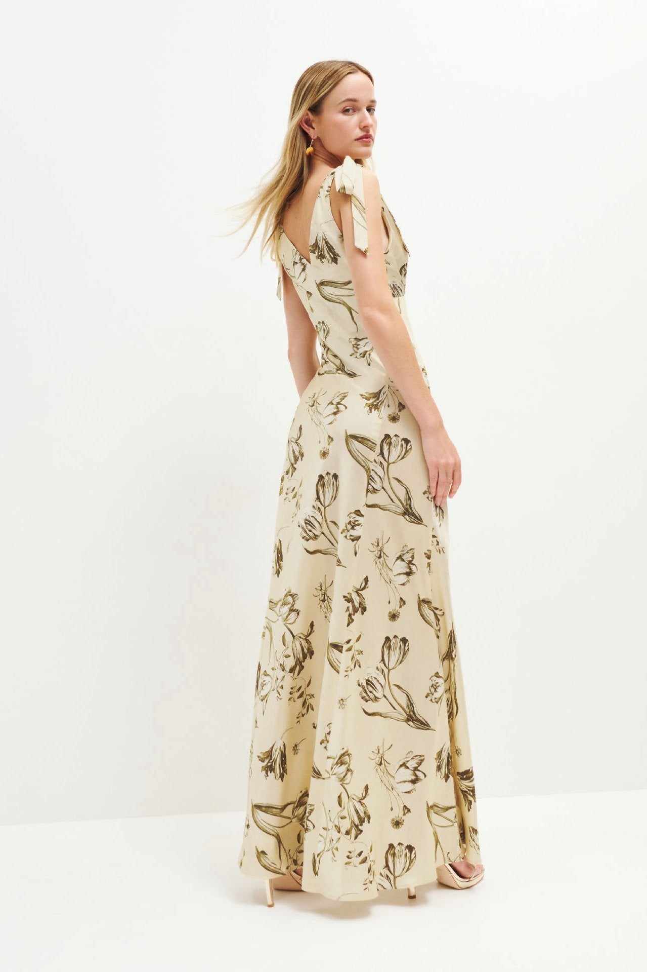 Ausziehbares beiges Maxikleid mit Knopfdetails – Ysolde