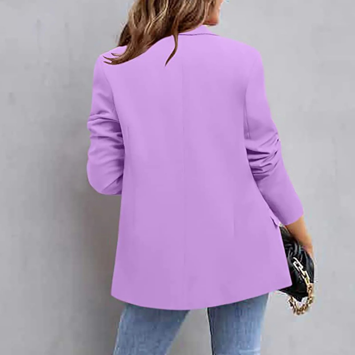 Frau in lila Blazer, Slim Fit, lange Ärmel, modisch, elegant, Damenmode, Rückansicht.
