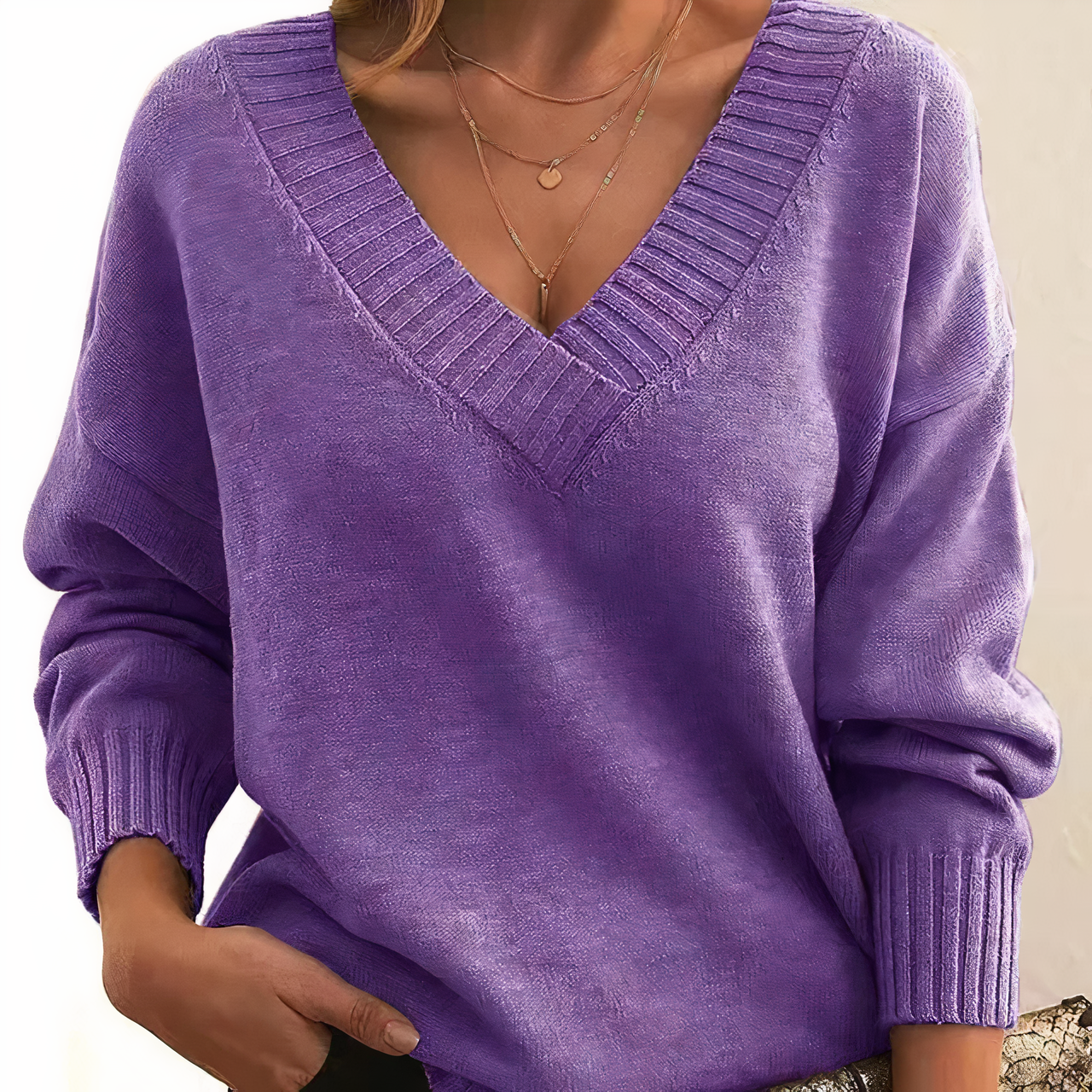 Frau in lila V-Ausschnitt Pullover, Strickmode, Herbstkleidung, Damenbekleidung, elegant.