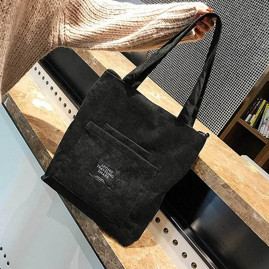 Schwarze Stofftasche mit Aufdruck, Damenhandtasche, modisch, robust, Alltag, Freizeit.