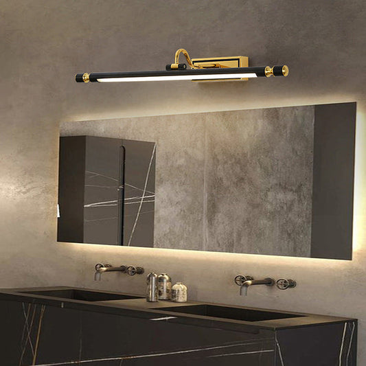 Luxuriöse goldene Spiegelleuchte über modernem Badezimmer-Spiegel, elegantes Design.