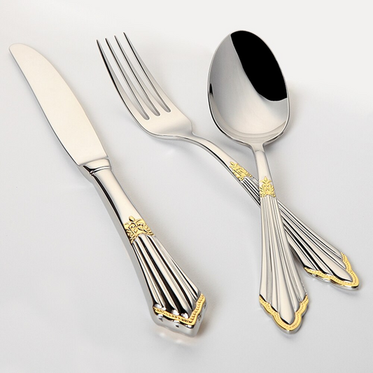 Luxuriöses 24-teiliges Besteckset aus Edelstahl mit goldenen Verzierungen.
