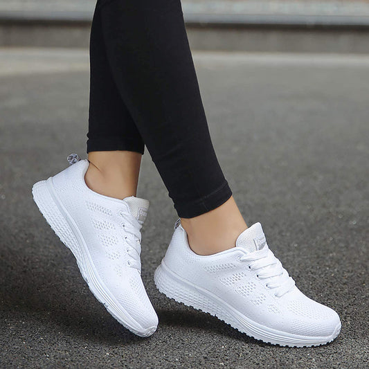 Weiße Damen-Sneaker aus Mesh, atmungsaktiv, ideal für Sport und Freizeit.