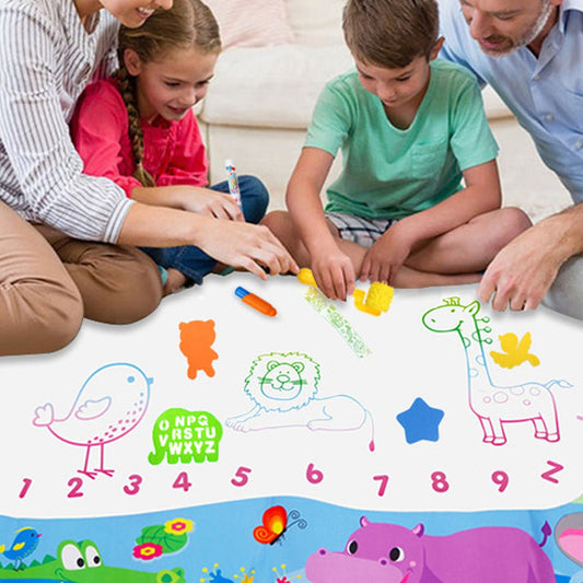 Familie spielt mit bunter Zaubermalmatte, Kinder lernen Zahlen und Tiere, pädagogisches Spielzeug.